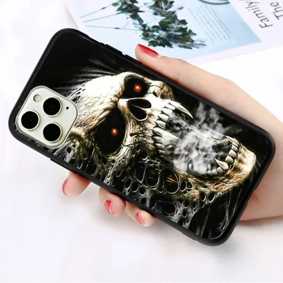 iPhone Smoking Skull Case - Picture 1 of 2